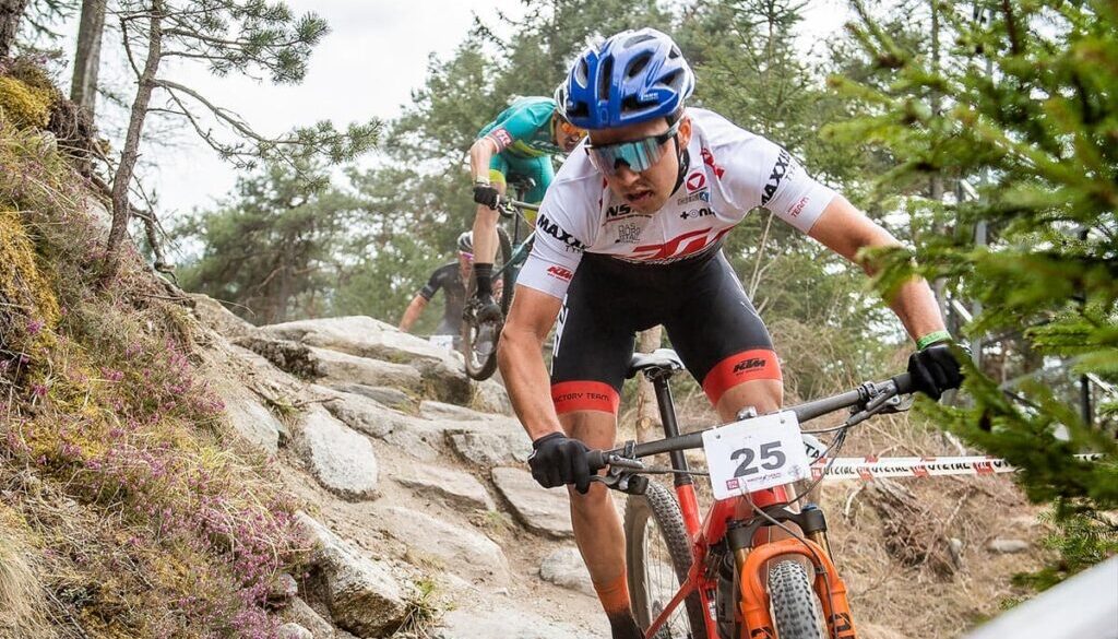 Biker riden downhill