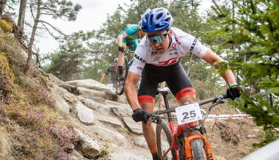 Biker riden downhill