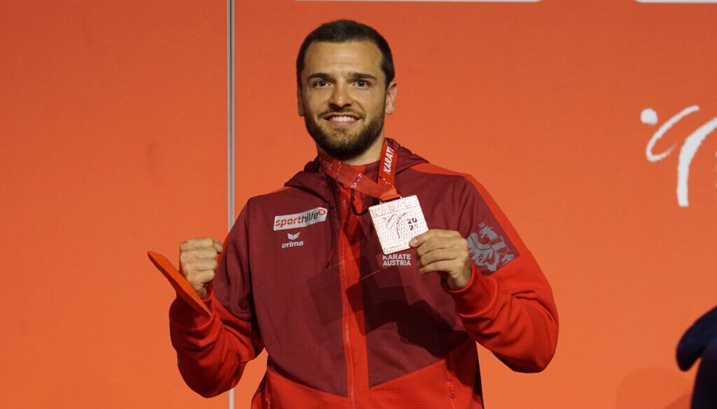 Pokorny mit Medaille