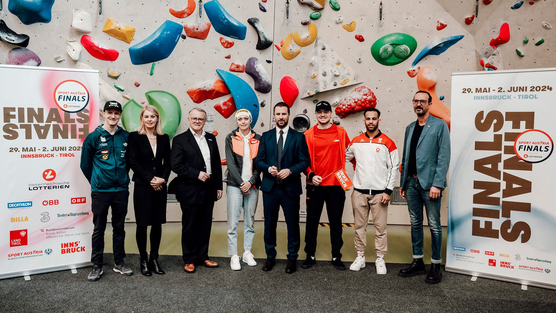 Gruppenfoto von der Pressekonferenz anlässlich 100-days-to-go