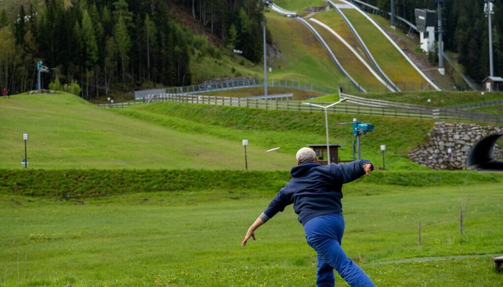 Discgolf vor der Skisprungschanze Seefeld
