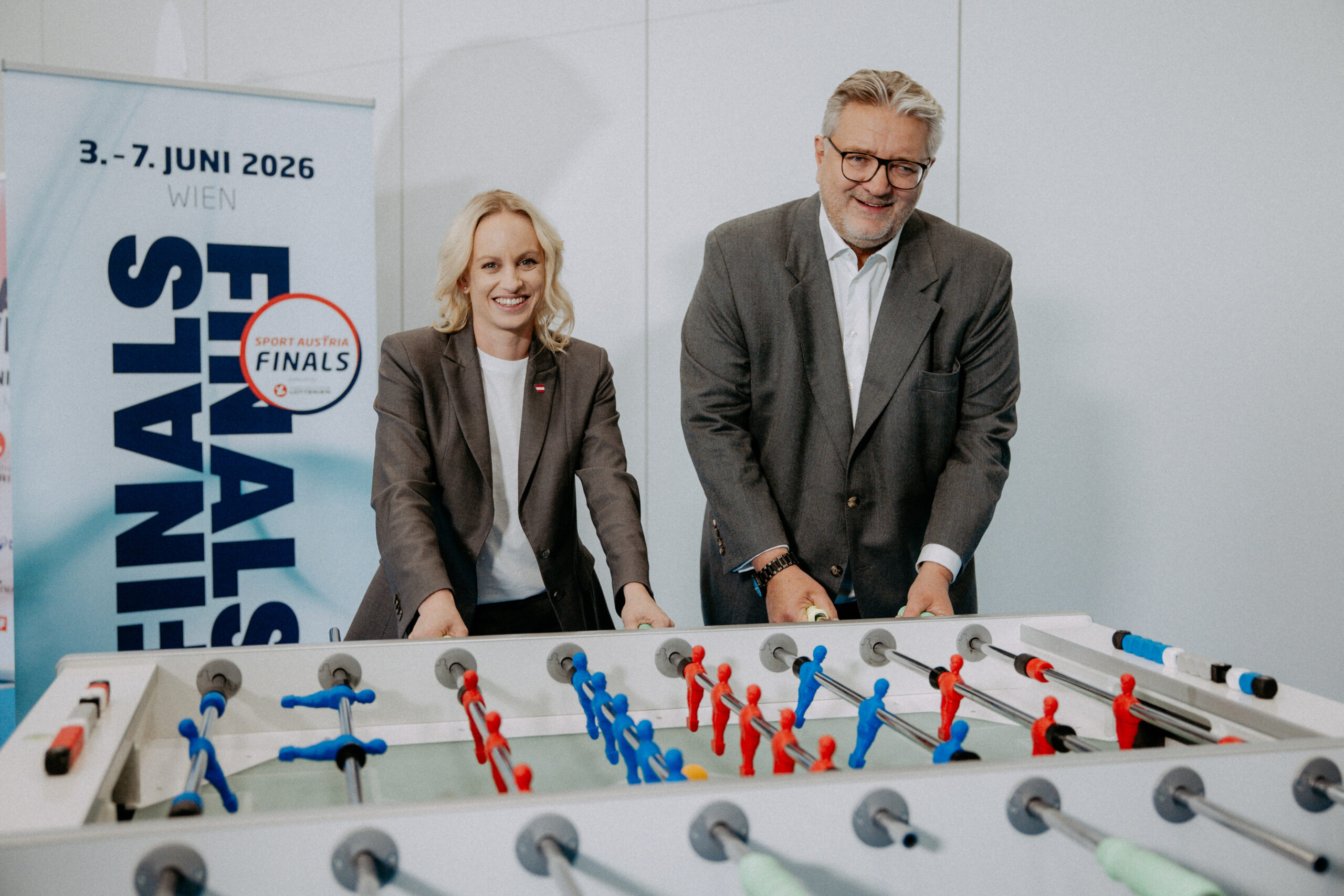 "Wuzzeln" mit der Staatssekretärin: Peter Hacker hatte den Dreh' raus.