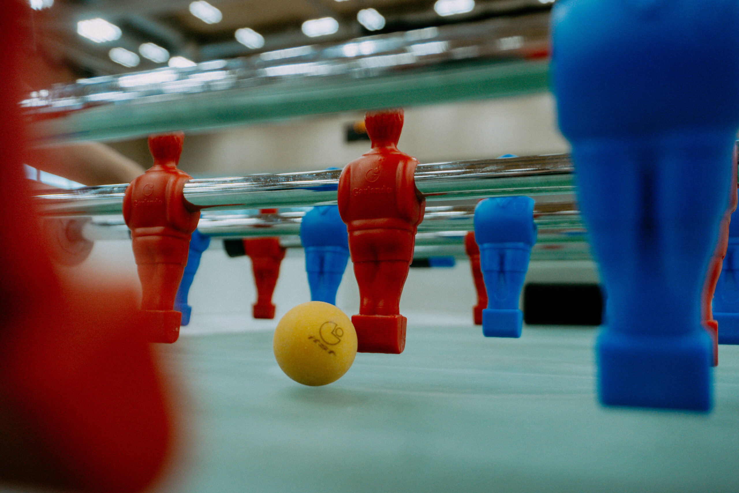 Tisch, Ball, Figuren: Tischfußball ist eine Wissenschaft für sich.