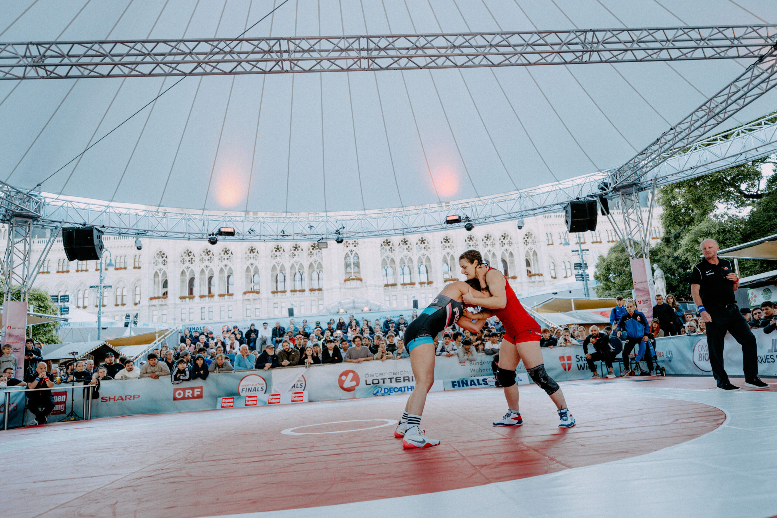 "Packende" Atmosphäre beim Ringen vorm Rathaus