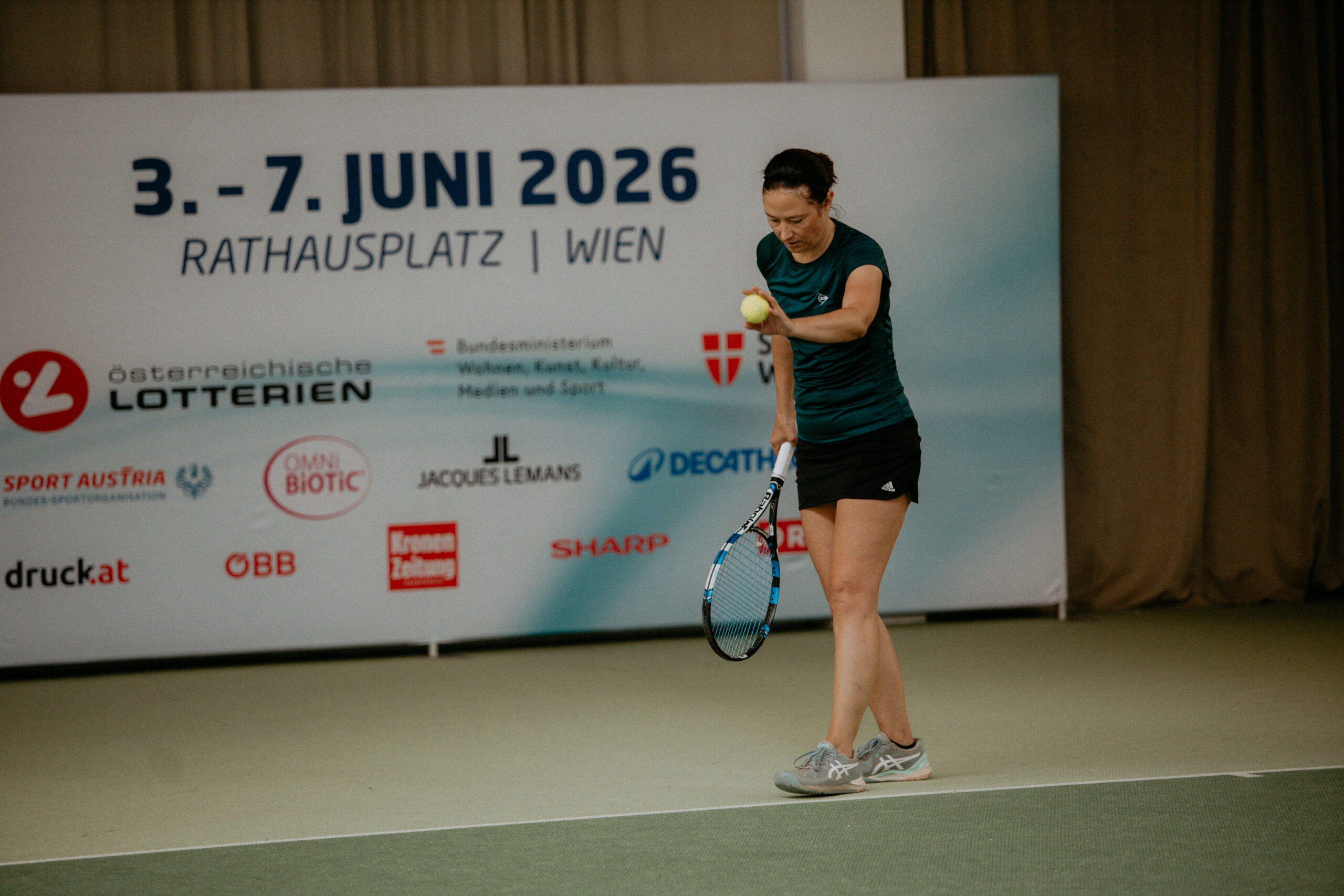Musste zwar zum Tennis-Schläger greifen, siegte aber dennoch souverän.